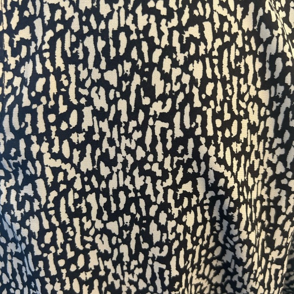 Express Women’s Black and White Patterned V-Neck Top Medium - Picture 4 of 4